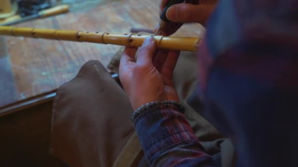 Un maestro está haciendo el instrumento Ney. Filmación 4K en Turquía - Metraje, vídeo