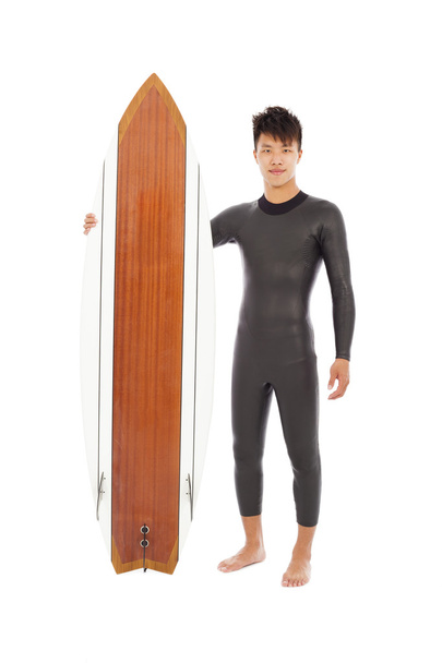 surfeur homme debout et tenant une planche de surf
 - Photo, image