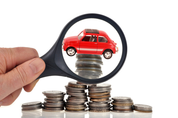 Conceito de comprar um carro com lupa e moedas em fundo branco - Foto, Imagem
