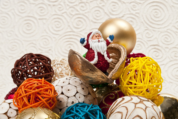 Santa surprises de la graine autour des décorations de boule de Noël
 - Photo, image