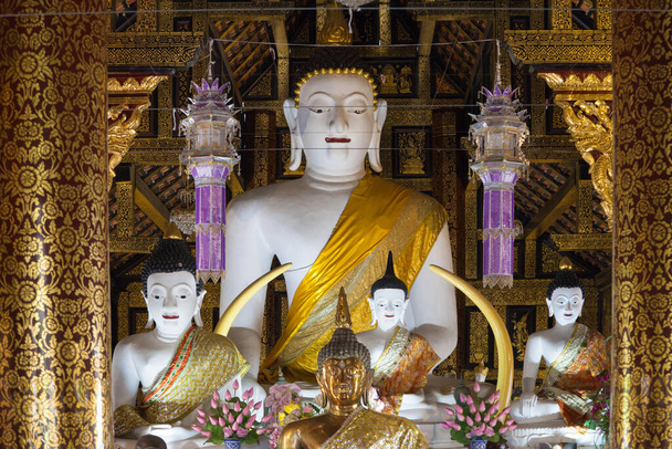 Estátuas de Buda em Wat Inthakhin Sadue Muang, Chiang Mai, Tailândia - Foto, Imagem