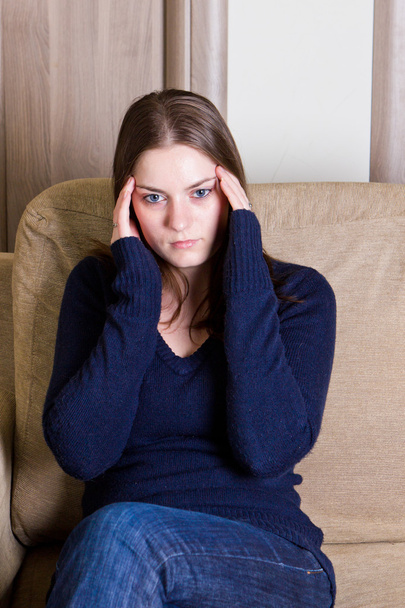Chica joven estresada en casa
 - Foto, Imagen