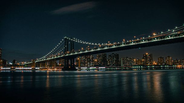 Noční scéna Manhattanského mostu z Brooklynu - Fotografie, Obrázek