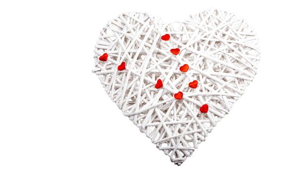 Een groot hart gevlochten met kleine rode harten, geïsoleerd op wit - Foto, afbeelding