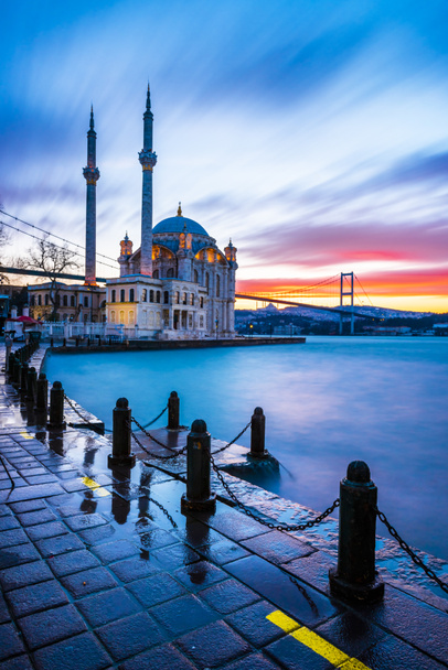 Ouve-me, TURQUIA. Bela paisagem do nascer do sol de Istambul com nuvens coloridas. Ponte do Bósforo de Istambul (15 de julho Ponte dos Mártires). Turco: 15 Temmuz Sehitler Koprusu). - Foto, Imagem