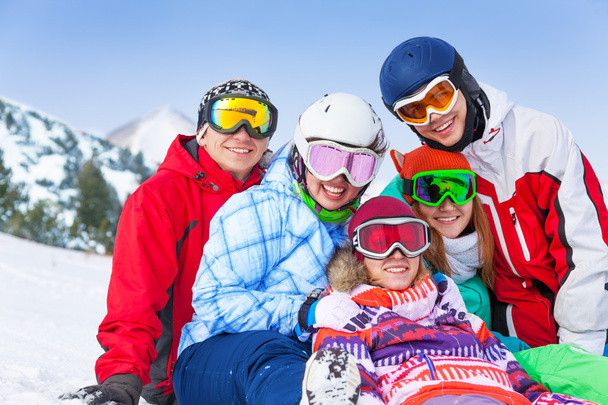 Felices amigos sonrientes con snowboards
 - Foto, Imagen