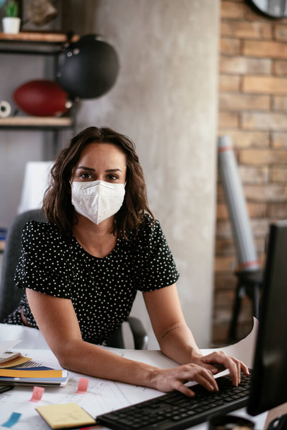 mulher trabalhando no escritório, usando máscara protetora - Foto, Imagem