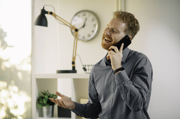 Jovem empresário falando por telefone no escritório - Foto, Imagem