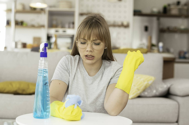 Mujer atractiva joven limpieza en casa  - Foto, Imagen