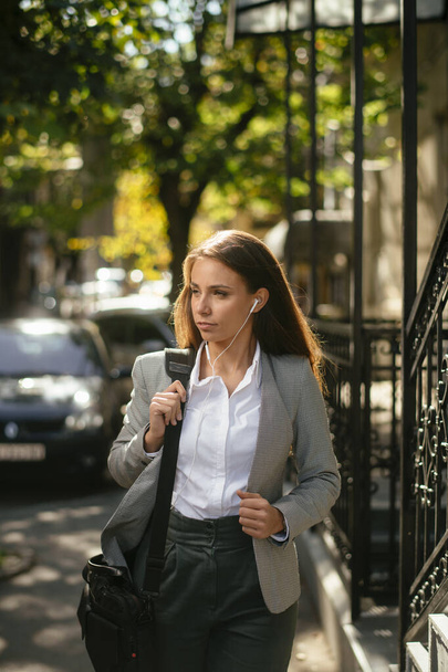 portret młodej, pięknej bizneswoman spacerującej po ulicy - Zdjęcie, obraz