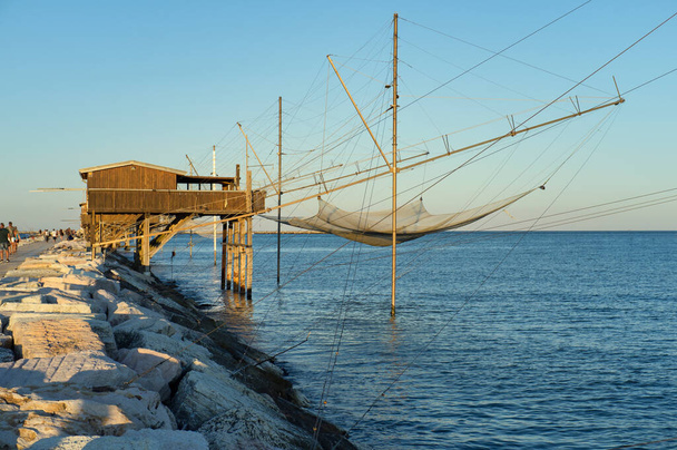 15/08/2015 Sottomarina, Chioggia, Italy: Traditional fishing station in Sottomarina dam near Venice, Italy, with tourists strolling - Foto, Imagem