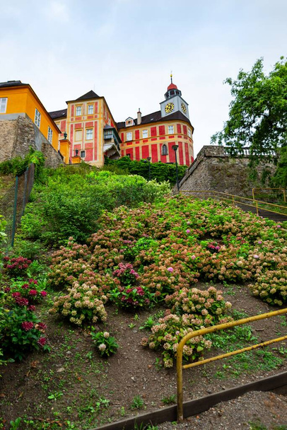 Κήπος κάτω από Jansky λόφο κάστρο στην ιστορική πόλη Javornik, Τσεχία. - Φωτογραφία, εικόνα