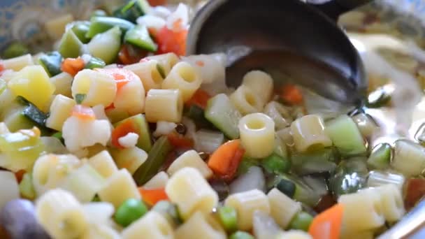 sebzeli çorba sebze ve makarna - Video, Çekim