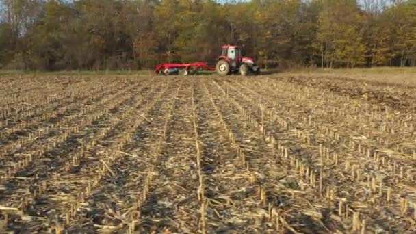 Nízký výhled s pohybem traktoru Dolly jako tažného stroje, trýznivé orné pole, příprava půdy pro výsadbu nové plodiny příští sezónu. - Záběry, video