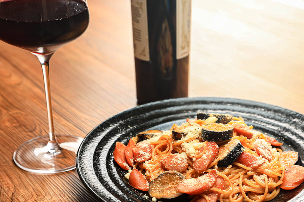 Паста с восхитительным красным вином и томатным соусом - Фото, изображение