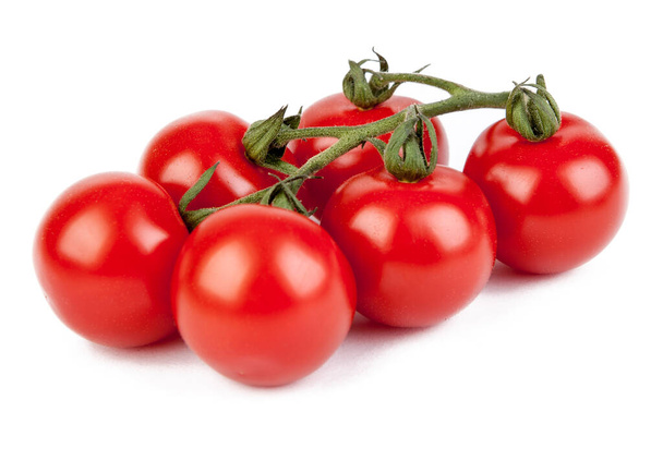 Tomates cerises fraîches avec un brin isolé sur un fond blanc. Vue sous un autre angle dans le portefeuille. - Photo, image