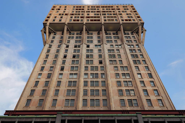 Torre Velasca (Velasca Tower) to wieżowiec zbudowany w 1958 roku, pierwsze 18 pięter sklepów i biur, a następnie do 26 są apartamenty, na placu Velasca. - Zdjęcie, obraz