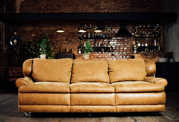 μοντέρνο εσωτερικό σχεδιασμό του σαλονιού με καναπέ και τζάκι - Φωτογραφία, εικόνα