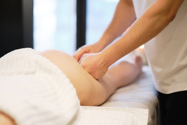 masajista hace anticelulitis masaje mujer joven en el salón de spa. Concepto de cuidado corporal. Tratamiento especial contra la celulitis. - Foto, Imagen