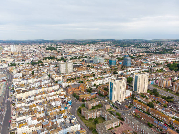 Foto aérea del centro de Brighton y Hove mostrando hoteles, casas de huéspedes, negocios locales y las carreteras y calles del centro de la ciudad, tomada en un día soleado brillante con un dron sobre la ciudad. - Foto, imagen