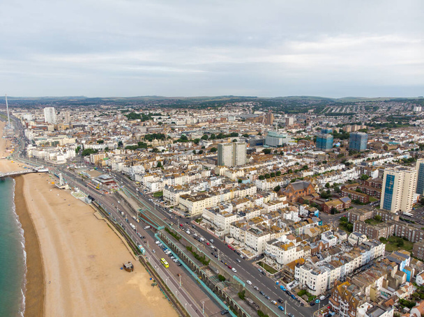 Zdjęcie lotnicze plaży Brighton i obszaru przybrzeżnego położonego na południowym wybrzeżu Anglii, które jest częścią miasta Brighton i Hove, zrobione w jasny słoneczny dzień - Zdjęcie, obraz