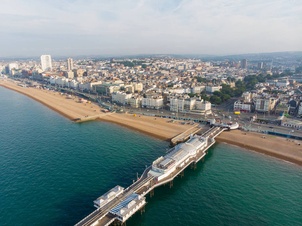 Foto aerea del famoso Brighton Pier e l'oceano situato nella costa meridionale dell'Inghilterra Regno Unito che fa parte della città di Brighton e Hove, preso in una luminosa giornata di sole che mostra le giostre fiera. - Foto, immagini
