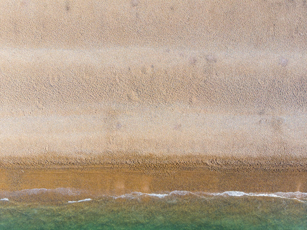 Аэрофотоснимок прекрасного пляжа Брайтон, расположенного на южном побережье Англии, который является частью города Брайтон и Хоув, сделанный в яркий солнечный день, показывающий океан и пляж. - Фото, изображение