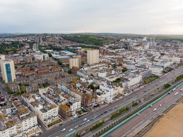 Zdjęcie lotnicze centrum Brighton i Hove pokazujące hotele, pensjonaty, lokalne firmy oraz drogi i ulice centrum miasta, zrobione w słoneczny dzień z dronem nad miastem. - Zdjęcie, obraz