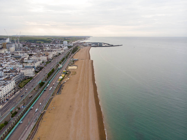 Аэрофотосъемка пристани Брайтона и прибрежной зоны, расположенной на южном побережье Англии, которая является частью города Брайтон и Хоув, сделанная в яркий солнечный день - Фото, изображение