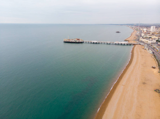 Αεροφωτογραφία του διάσημου Brighton Pier και του ωκεανού που βρίσκεται στη νότια ακτή της Αγγλίας Ηνωμένο Βασίλειο που είναι μέρος της πόλης του Brighton και Hove, που λαμβάνονται σε μια φωτεινή ηλιόλουστη μέρα δείχνει τις βόλτες fairground. - Φωτογραφία, εικόνα