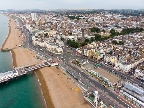 Letecká fotografie pláže Brighton a pobřežní oblasti se nachází na jižním pobřeží Anglie Velké Británie, která je součástí města Brighton a Hove, pořízena na jasný slunečný den - Fotografie, Obrázek