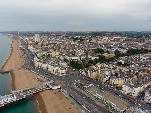 Luchtfoto van het Brighton strand en kustgebied gelegen aan de zuidkust van Engeland dat deel uitmaakt van de stad Brighton en Hove, genomen op een zonnige dag - Foto, afbeelding