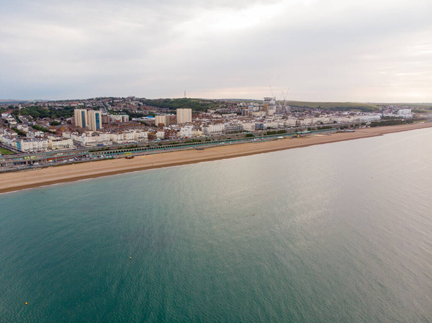Αεροφωτογραφία της παραλίας του Μπράιτον και της παράκτιας περιοχής που βρίσκεται στη νότια ακτή της Αγγλίας Ηνωμένο Βασίλειο που είναι μέρος της πόλης του Μπράιτον και Hove, που λαμβάνονται σε μια φωτεινή ηλιόλουστη μέρα - Φωτογραφία, εικόνα