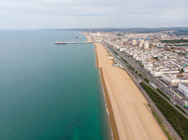 Zdjęcie lotnicze plaży Brighton i obszaru przybrzeżnego położonego na południowym wybrzeżu Anglii, które jest częścią miasta Brighton i Hove, zrobione w jasny słoneczny dzień - Zdjęcie, obraz