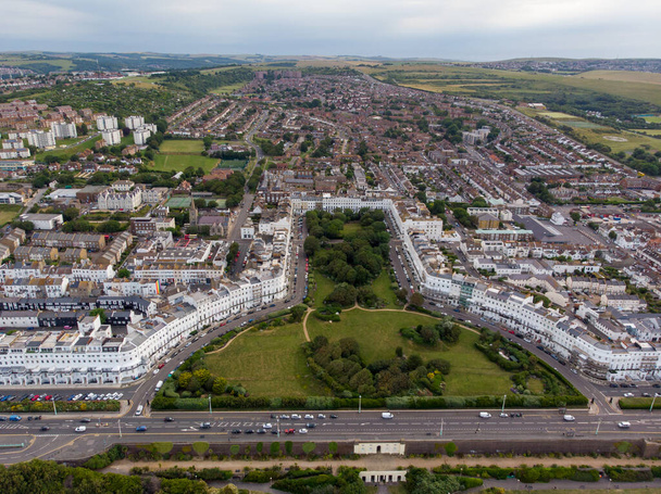 Luftaufnahme des Stadtzentrums von Brighton und Hove mit Hotels, Pensionen, lokalen Geschäften und den Straßen und Gassen des Stadtzentrums, aufgenommen an einem sonnigen Tag mit einer Drohne über der Stadt. - Foto, Bild