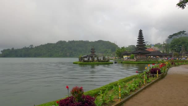 Kilátás templom Pura Ulun Danu Bratan, Bali, Indonézia. - Felvétel, videó