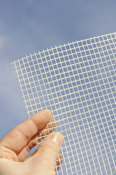 Detalle de malla de fibra de vidrio en la mano
 - Foto, Imagen