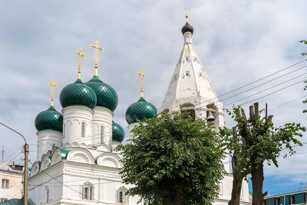 Rusland Kostroma juli 2020. Een prachtige kerk in Russische stijl in het centrum. - Foto, afbeelding