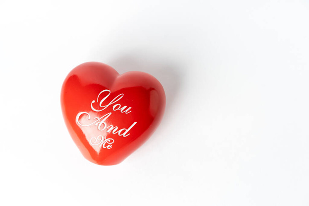 Keramické červené srdce s nápisem "Ty a já" na bílém pozadí, krásné pozadí pro Valentýna, místo pro text - Fotografie, Obrázek
