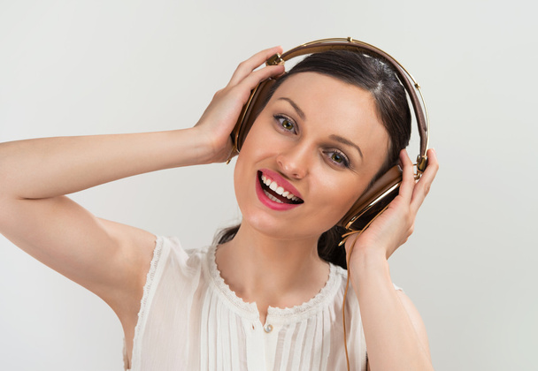 Woman with headphones listening music. - Zdjęcie, obraz
