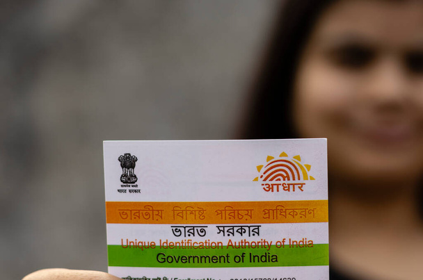 foco seletivo no cartão aadhaar na mão de uma mulher indiana - Foto, Imagem