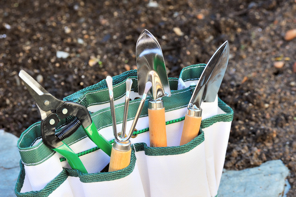 Detalle de herramientas de jardinería en bolsa de herramientas - al aire libre
 - Foto, imagen