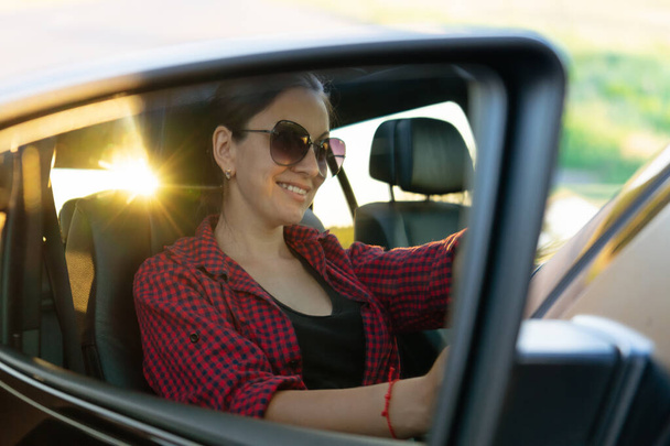 hermosa mujer conduciendo y sonriendo. retrato de la chica feliz en el coche. Viajar. disfrutar de la vida - Foto, Imagen