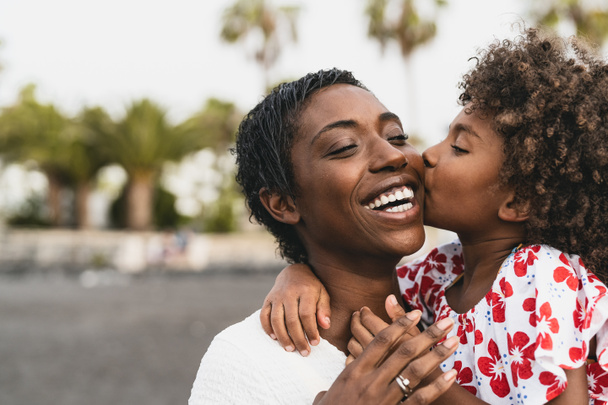 Familia africana feliz en la playa durante las vacaciones de verano - Los afroamericanos se divierten en tiempo de vacaciones - Los padres aman la unidad y el concepto de estilo de vida de viajes - Foto, imagen