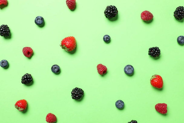 Renkli arkaplanda farklı lezzetli meyveler - Fotoğraf, Görsel