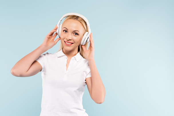 happy woman in wireless headphones smiling isolated on blue - Foto, Imagem