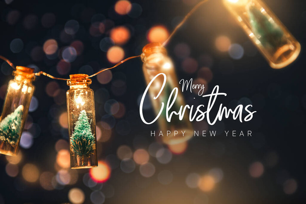 メリークリスマスと幸せな新年のコンセプト、ガラス瓶の装飾で閉じる、エレガントなクリスマスツリー. - 写真・画像