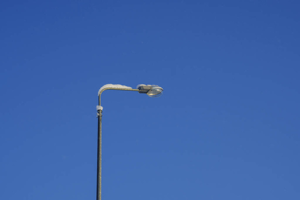 Уличный свет в голубом зимнем небе - Фото, изображение