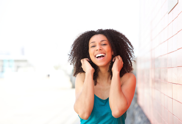 Весела молода чорна жінка сміється на відкритому повітрі
 - Фото, зображення