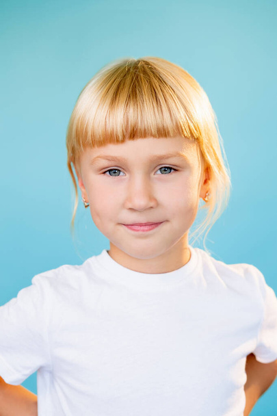 sweet child portrait positive attitude blonde girl - Foto, afbeelding